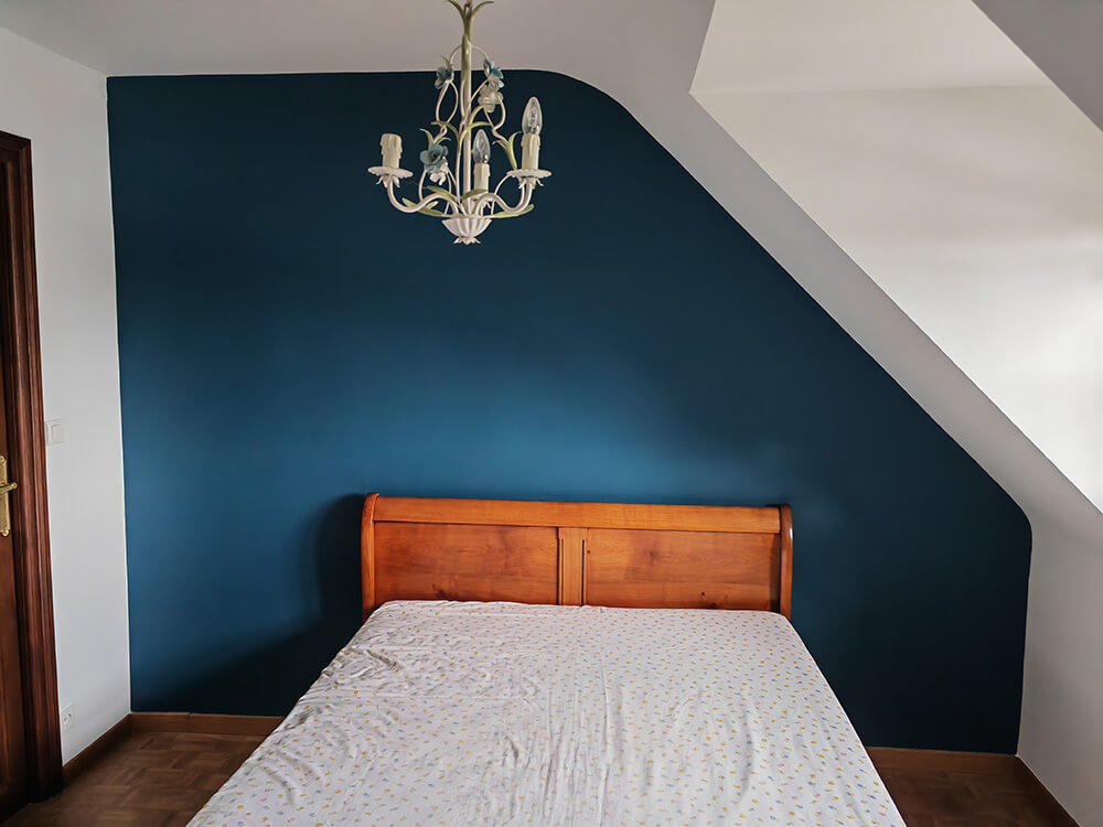 Peinture intérieure d'une chambre en bleu